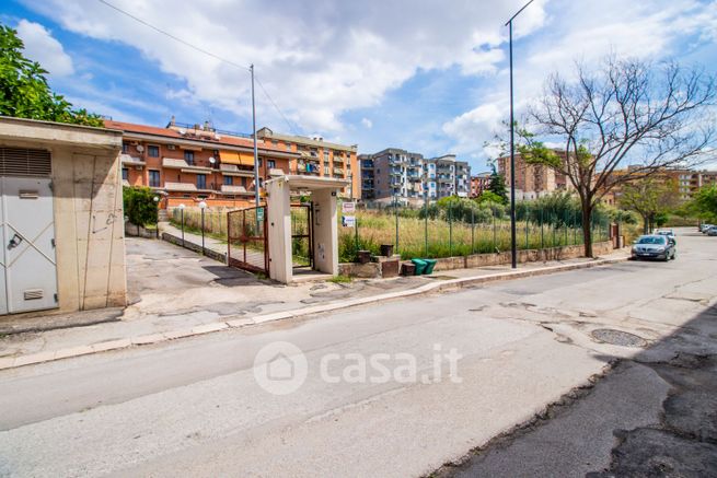 Box/posto auto in residenziale in Via Renato Luigi Sansone 8