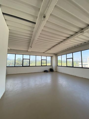 Capannone in commerciale in Via Lombarda