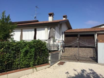 Casa bi/trifamiliare in residenziale in Via Villaggio dei Platani 14