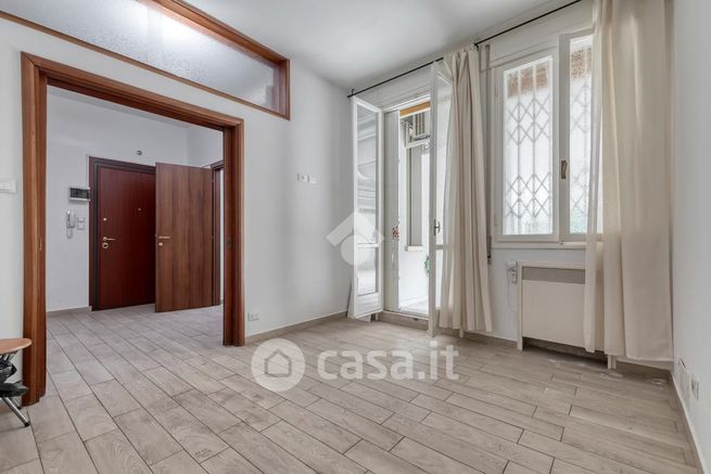 Ufficio in commerciale in Via San Felice 133