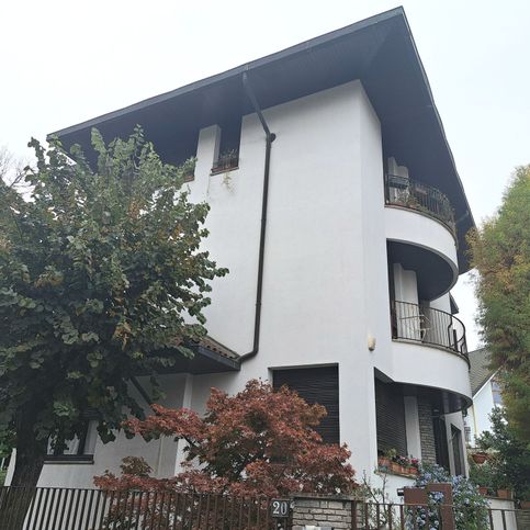 Ufficio in commerciale in Via Tullo Morgagni 20