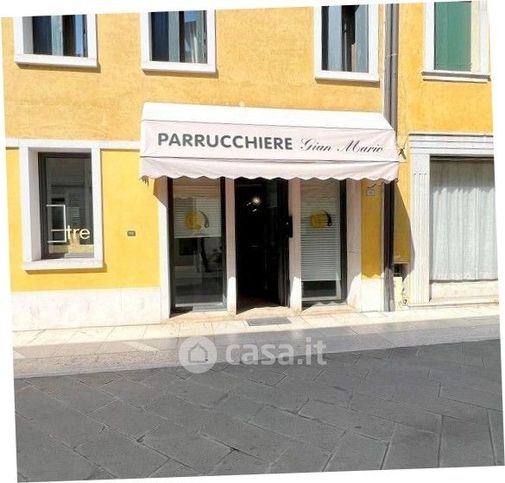 Negozio/locale commerciale in commerciale in Via Luigi Nono 19