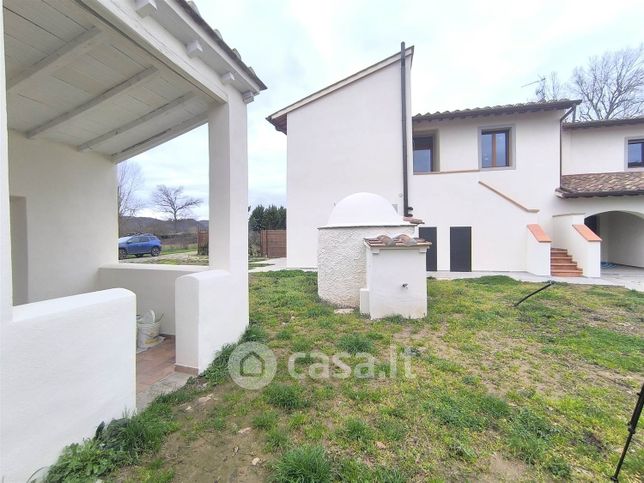 Casa bi/trifamiliare in residenziale in 