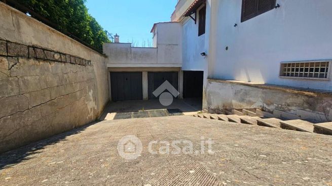 Box/posto auto in residenziale in Via Falconieri 24