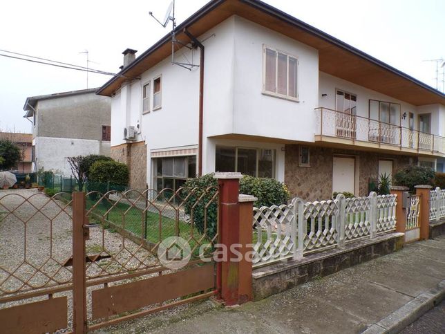 Casa bi/trifamiliare in residenziale in Via Fratelli Cervi 6