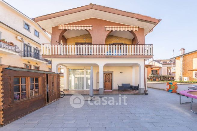 Casa indipendente in residenziale in Via di Vermicino 84