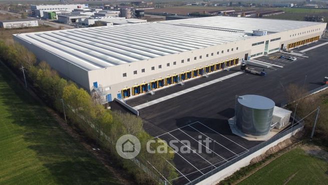 Capannone in commerciale in Via Padania 30