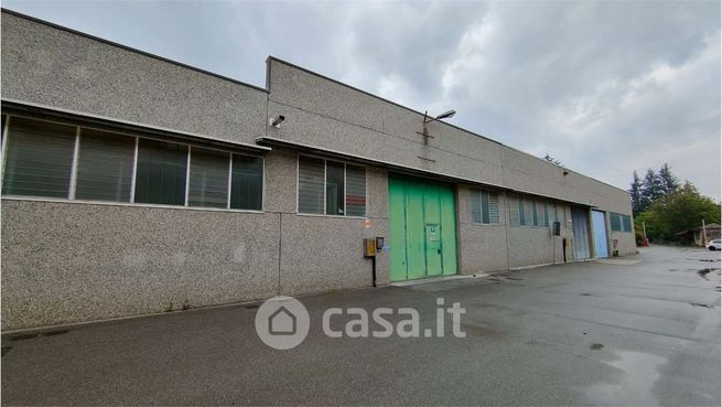 Capannone in commerciale in 
