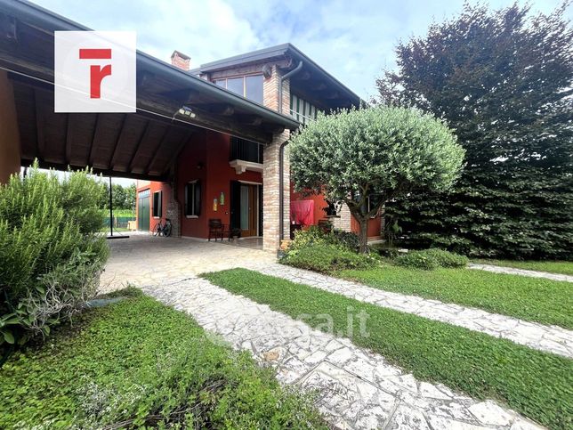 Casa bi/trifamiliare in residenziale in Via Roma