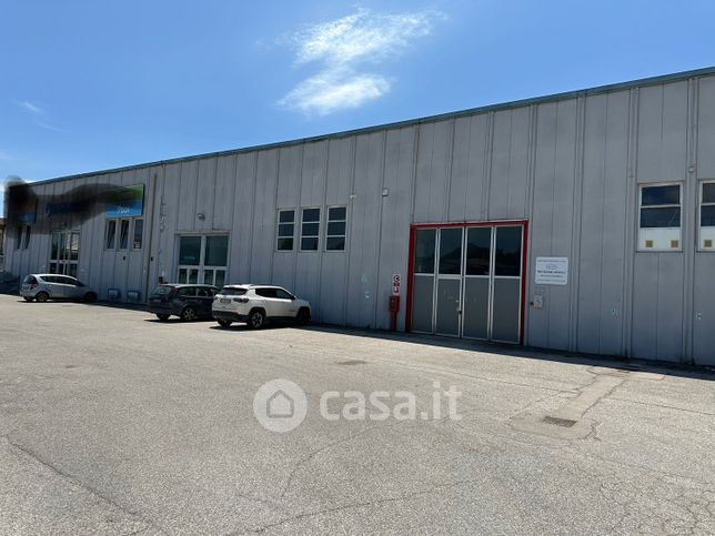 Capannone in commerciale in Via San Padre Pio
