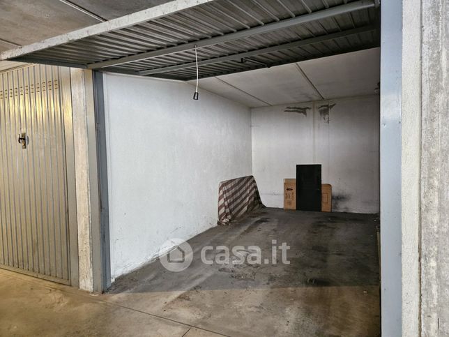 Box/posto auto in residenziale in Viale Cesare Battisti 21