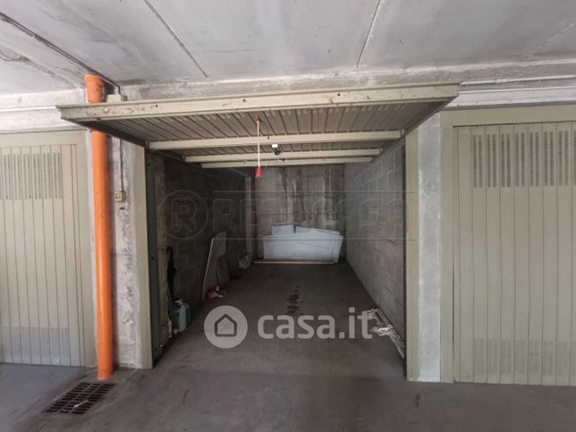 Box/posto auto in residenziale in Via Dante Ruffini