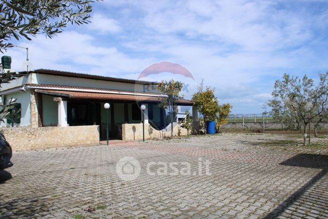 Rustico/casale in residenziale in Viale Beccarini