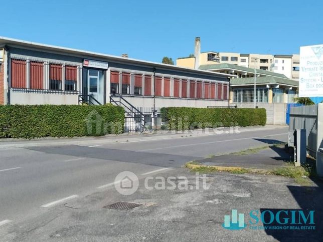 Capannone in commerciale in Via Luciano Manara 4