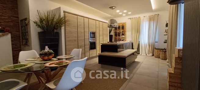 Casa bi/trifamiliare in residenziale in 