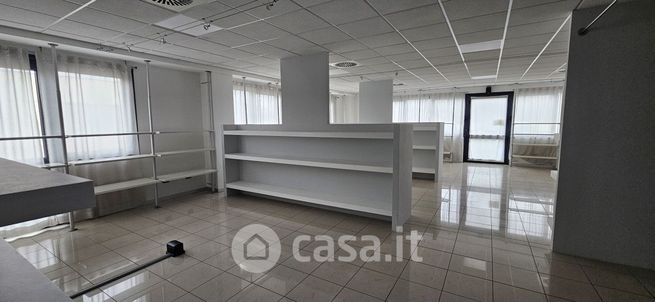 Ufficio in commerciale in Via Venezia