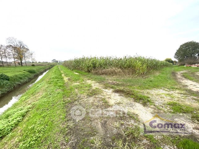 Terreno agricolo in commerciale in Via Montecchia