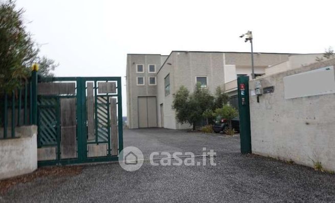 Capannone in commerciale in Via Alberto La Rosa