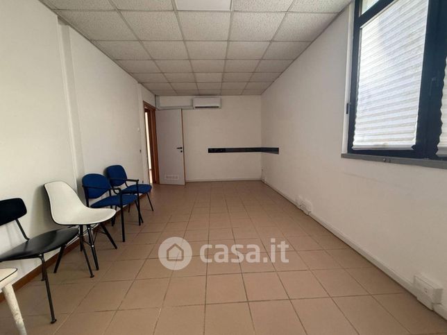 Ufficio in commerciale in Via del Lido