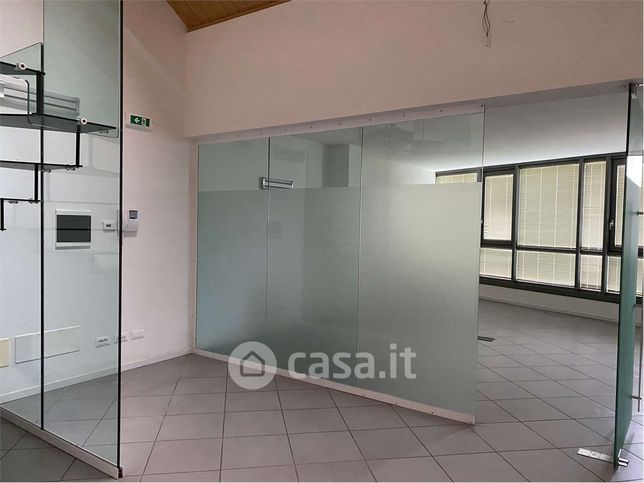 Ufficio in commerciale in 