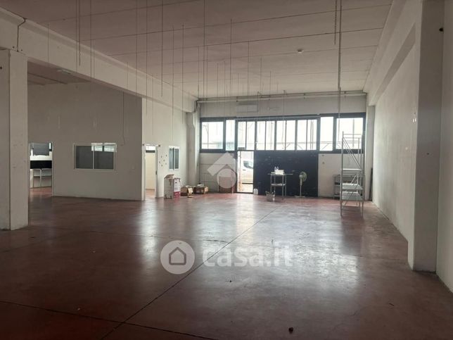 Capannone in commerciale in Via Charta 77 8