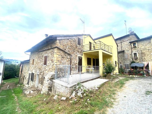 Casa bi/trifamiliare in residenziale in Strada Le Coste 22