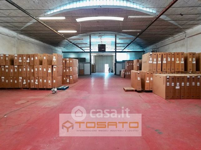 Capannone in commerciale in 