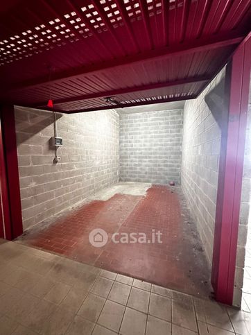 Box/posto auto in residenziale in Via Barletta 109