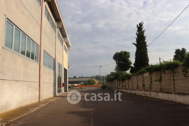 Capannone in commerciale in Via torino 250