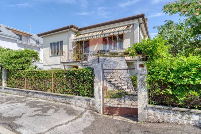 Casa indipendente in residenziale in Via Della Fonte 12