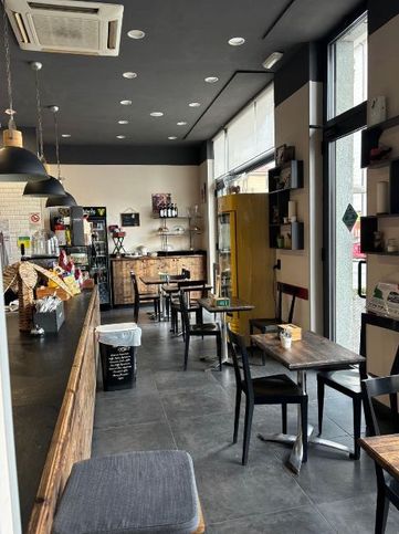 Attivitã /licenza (con o senza mura) in commerciale in Via Fratelli Rosselli 22