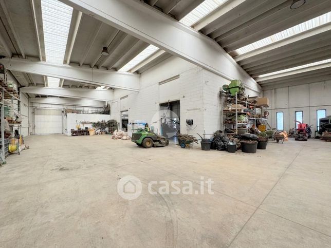 Capannone in commerciale in Via XXV Aprile