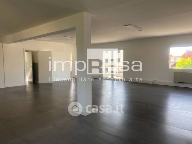Ufficio in commerciale in 