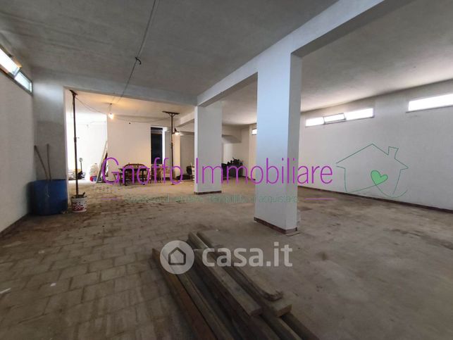 Capannone in commerciale in 