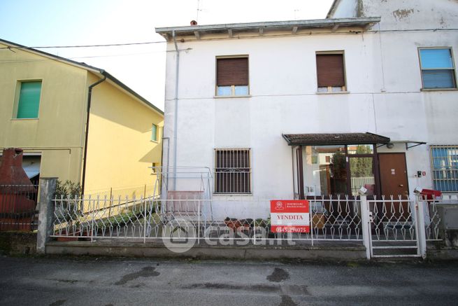 Villetta a schiera in residenziale in Via I. Nievo 1