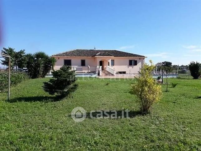 Attivitã /licenza (con o senza mura) in commerciale in Via Carezzano