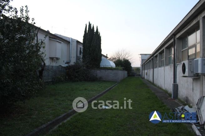 Capannone in commerciale in Via Giulio Verne