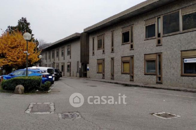 Ufficio in commerciale in Piazza Monte Grappa