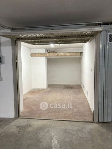 Box/posto auto in residenziale in Via Michelangelo