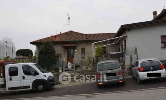 Villa in residenziale in Via Monte Rosa 3