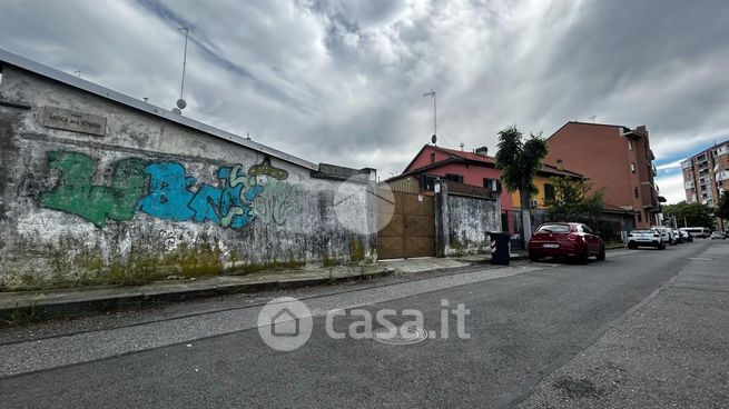 Garage/posto auto in residenziale in Via Giovanni Segantini 29