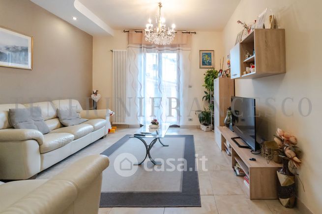 Casa bi/trifamiliare in residenziale in 