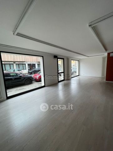 Negozio/locale commerciale in commerciale in Via Umberto Masotto 6