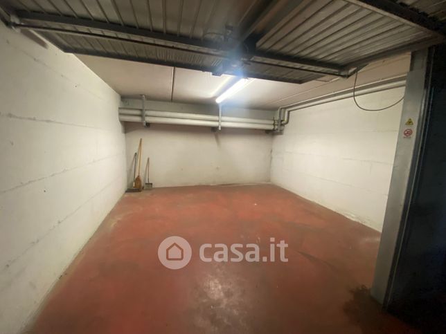 Box/posto auto in residenziale in Via F. Corridoni