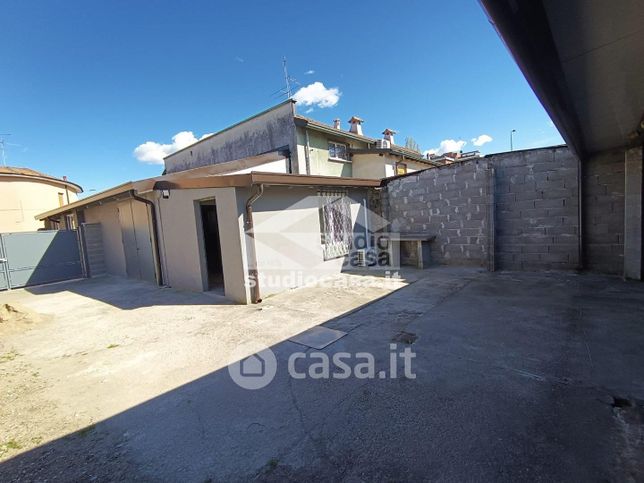 Capannone in commerciale in 