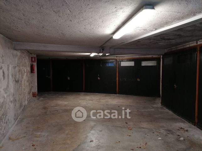 Garage/posto auto in residenziale in Ippolito Nievo 27