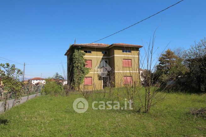 Casa indipendente in residenziale in Via Spine 38