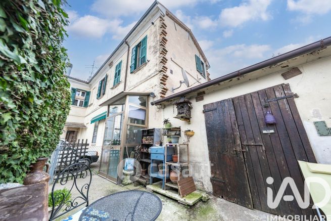 Casa bi/trifamiliare in residenziale in Via Godo