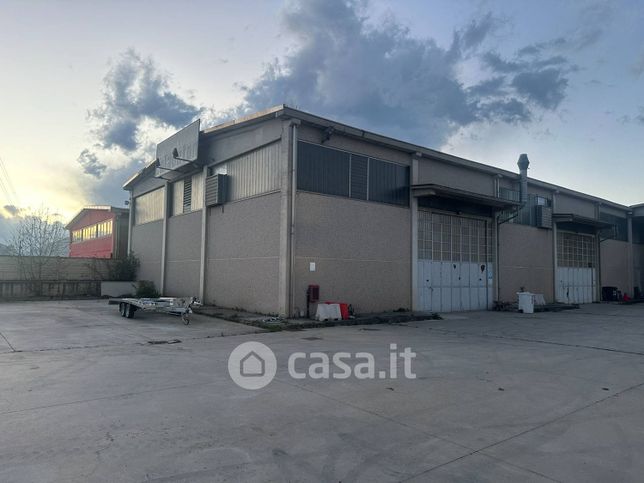 Capannone in commerciale in Via Venaria