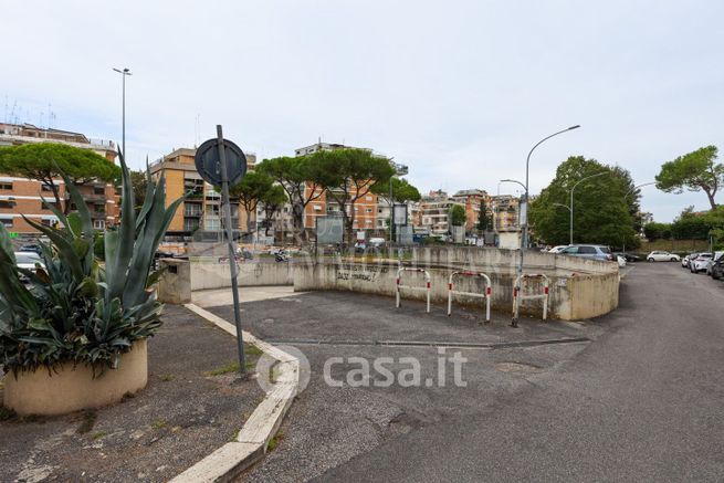 Box/posto auto in residenziale in Via Stefano Jacini 75